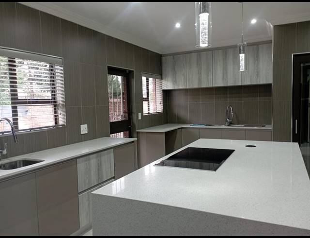 5 BEDROOM HOUSE FOR SALE IN VAN RIEBEECK PARK